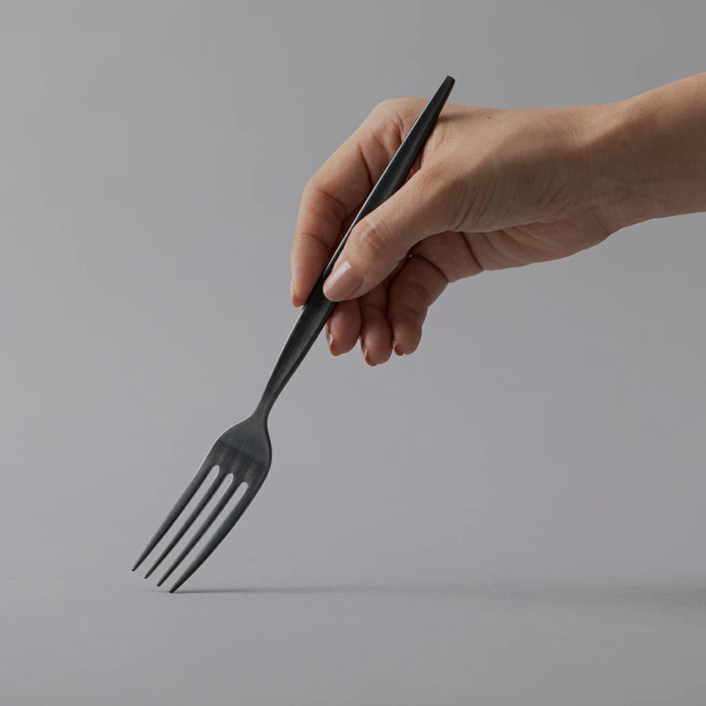 Kuros 燕三條 黑色不鏽鋼餐具禮盒 8件組｜餐刀叉匙＋餐具托 日本製高質感餐桌套組