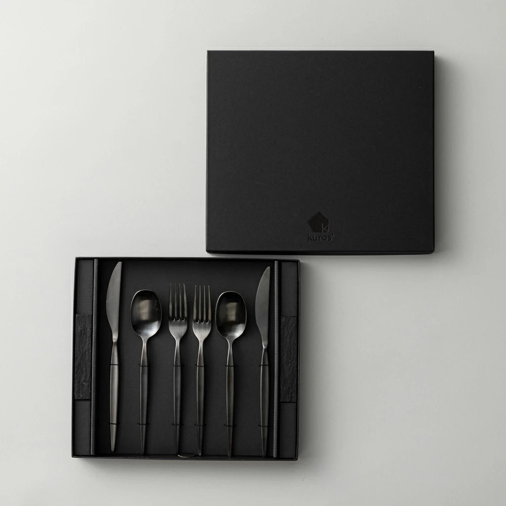 Kuros 燕三條 黑色不鏽鋼餐具禮盒 8件組｜餐刀叉匙＋餐具托 日本製高質感餐桌套組